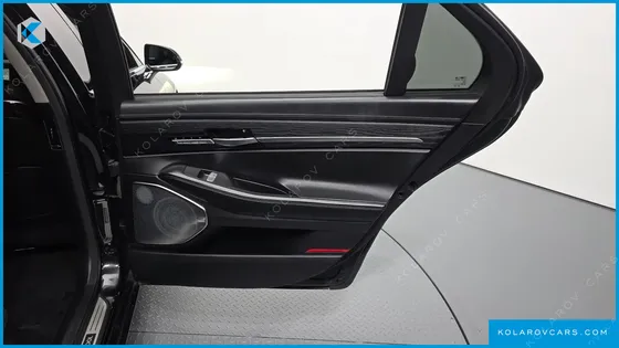 GENESIS EQ900 5.0 GDI AWD LIMOUSINE