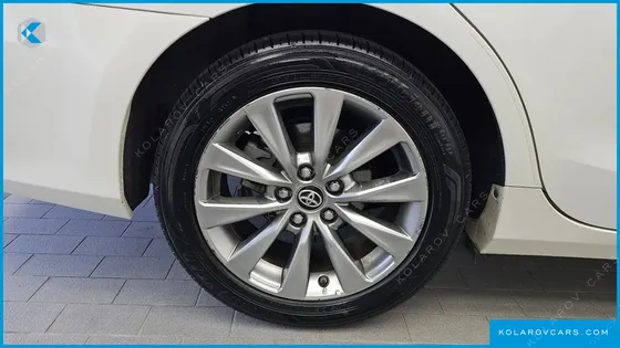 TOYOTA CAMRY HYBRID XLE