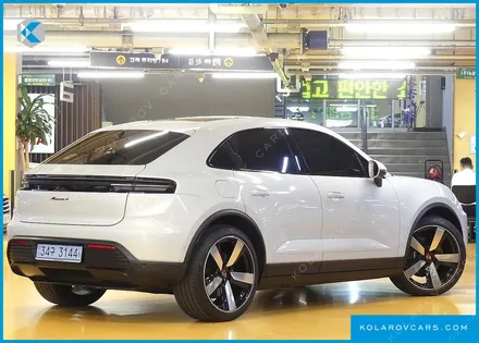 PORSCHE MACAN BASE 4