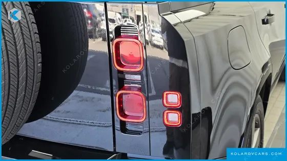 LAND ROVER DEFENDER 110 P300 X-DYNAMIC SE