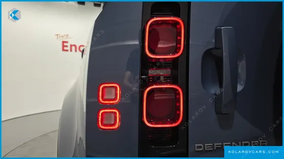 LAND ROVER DEFENDER 110 P300 X-DYNAMIC SE