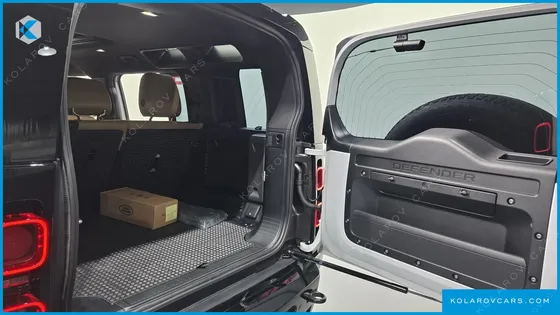 LAND ROVER DEFENDER 110 D300 X-DYNAMIC HSE