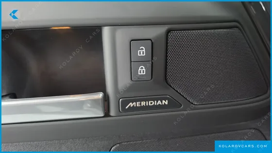 LAND ROVER DEFENDER 110 P300 X-DYNAMIC SE