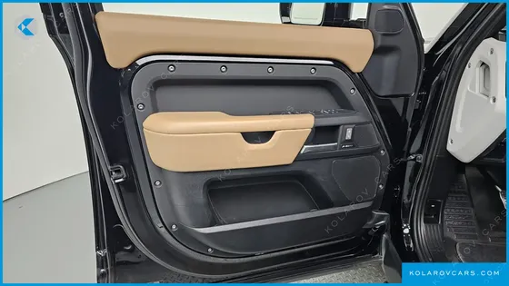 LAND ROVER DEFENDER 110 D300 X-DYNAMIC HSE