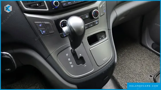 HYUNDAI STAREX VAN 5-SEATER