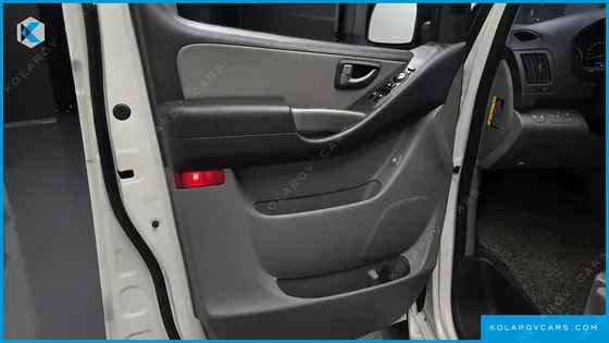 HYUNDAI STAREX VAN 5-SEATER