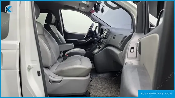 HYUNDAI STAREX VAN 5-SEATER