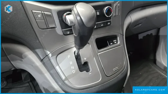 HYUNDAI STAREX VAN 3-SEATER