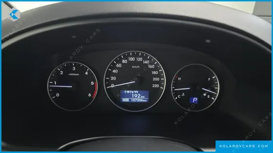 HYUNDAI STAREX VAN 5-SEATER