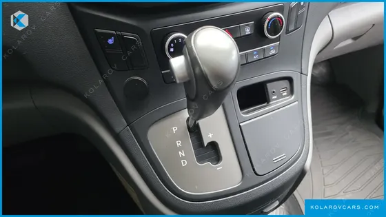 HYUNDAI STAREX VAN 5-SEATER