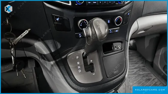 HYUNDAI STAREX VAN 5-SEATER