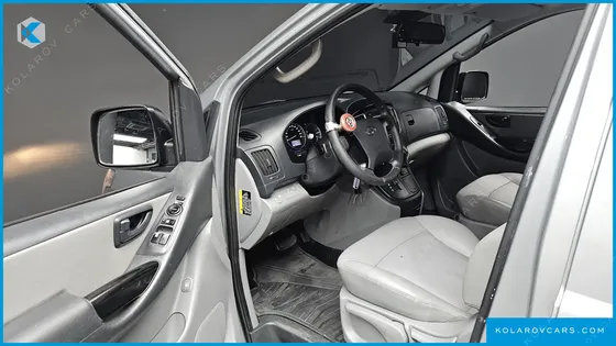 HYUNDAI STAREX VAN 5-SEATER