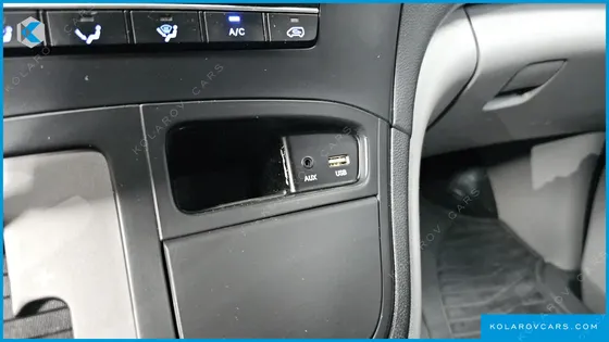HYUNDAI STAREX VAN 5-SEATER