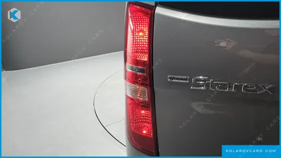 HYUNDAI STAREX VAN 5-SEATER