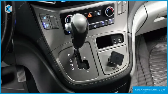 HYUNDAI STAREX VAN 5-SEATER