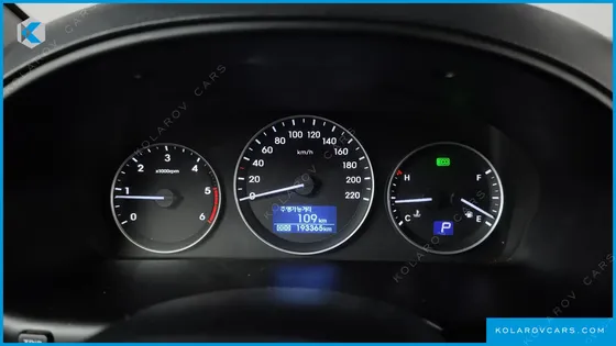 HYUNDAI STAREX VAN 5-SEATER