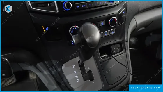 HYUNDAI STAREX VAN 5-SEATER