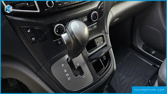 HYUNDAI STAREX VAN 5-SEATER