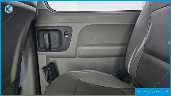 HYUNDAI STAREX VAN 5-SEATER
