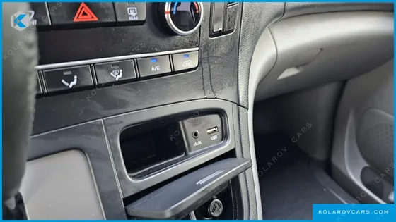 HYUNDAI STAREX VAN 5-SEATER