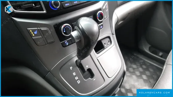 HYUNDAI STAREX VAN 3-SEATER