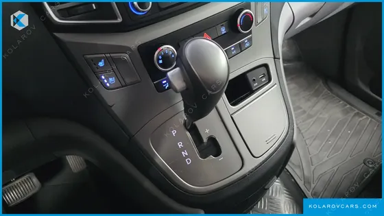 HYUNDAI STAREX VAN 5-SEATER