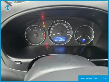 HYUNDAI STAREX VAN 5-SEATER