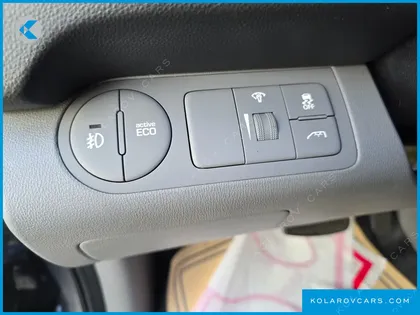 HYUNDAI STAREX VAN 5-SEATER