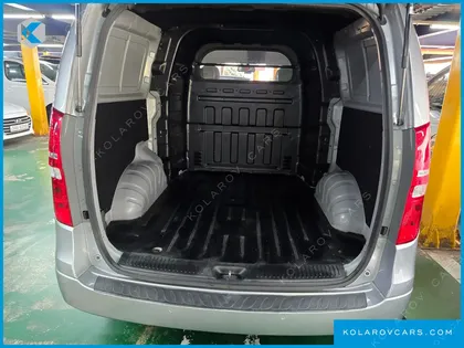 HYUNDAI STAREX VAN 5-SEATER