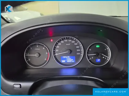 HYUNDAI STAREX VAN 3-SEATER