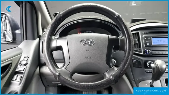 HYUNDAI STAREX VAN 5-SEATER