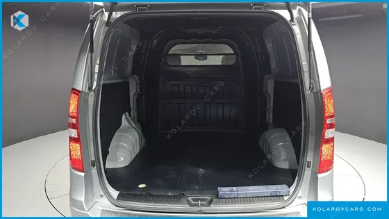 HYUNDAI STAREX VAN 5-SEATER