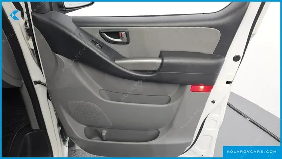HYUNDAI STAREX VAN 5-SEATER