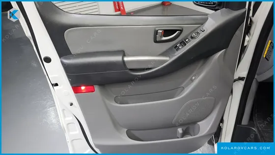 HYUNDAI STAREX VAN 5-SEATER