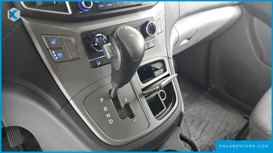 HYUNDAI STAREX VAN 5-SEATER