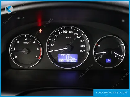 HYUNDAI STAREX VAN 5-SEATER