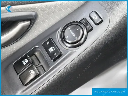 HYUNDAI STAREX VAN 5-SEATER
