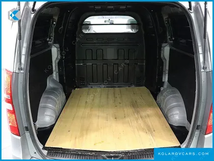 HYUNDAI STAREX VAN 5-SEATER