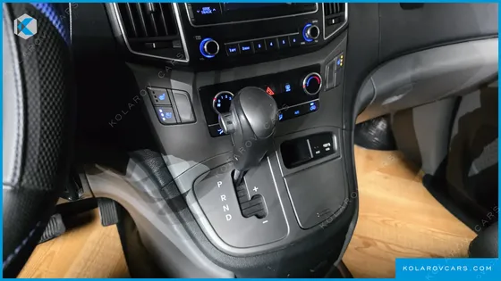 HYUNDAI STAREX VAN 5-SEATER