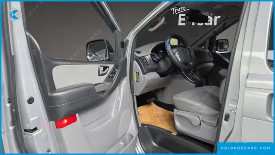 HYUNDAI STAREX VAN 5-SEATER
