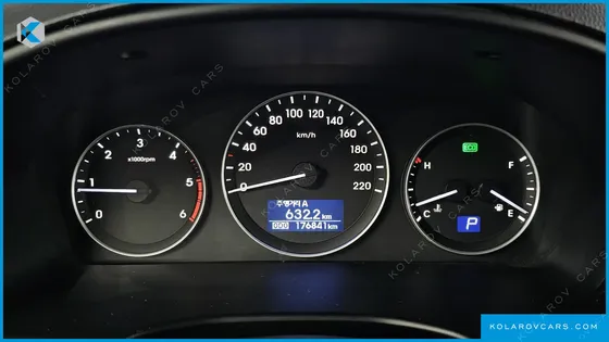 HYUNDAI STAREX VAN 5-SEATER