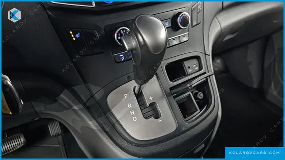 HYUNDAI STAREX VAN 5-SEATER