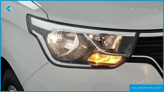 HYUNDAI STAREX VAN 5-SEATER