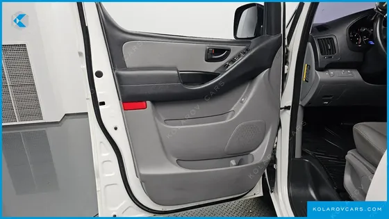 HYUNDAI STAREX VAN 5-SEATER