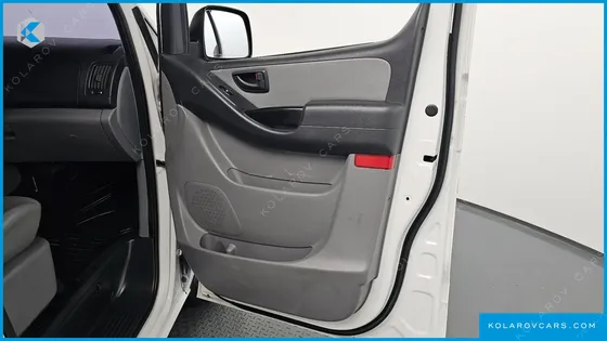 HYUNDAI STAREX VAN 5-SEATER