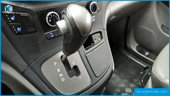 HYUNDAI STAREX VAN 5-SEATER