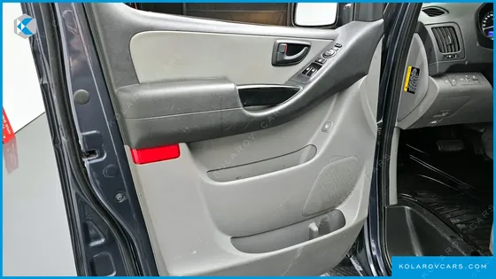 HYUNDAI STAREX VAN 5-SEATER