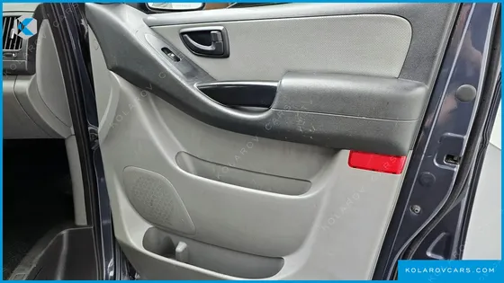 HYUNDAI STAREX VAN 5-SEATER