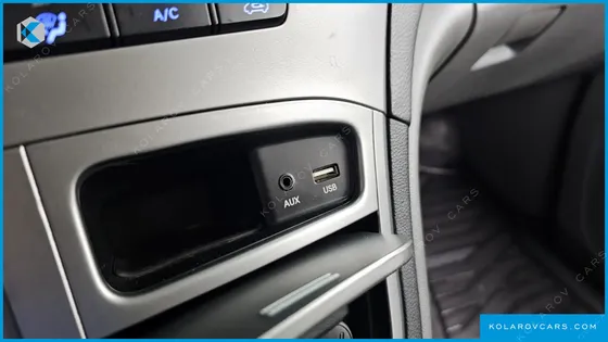 HYUNDAI STAREX VAN 5-SEATER
