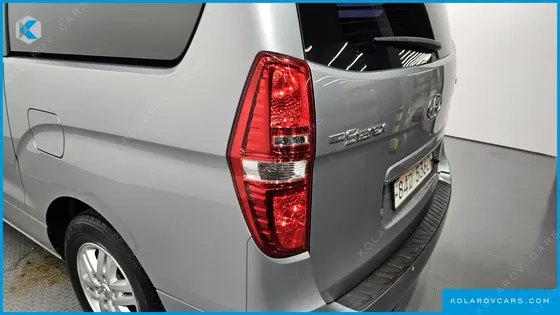 HYUNDAI STAREX VAN 5-SEATER